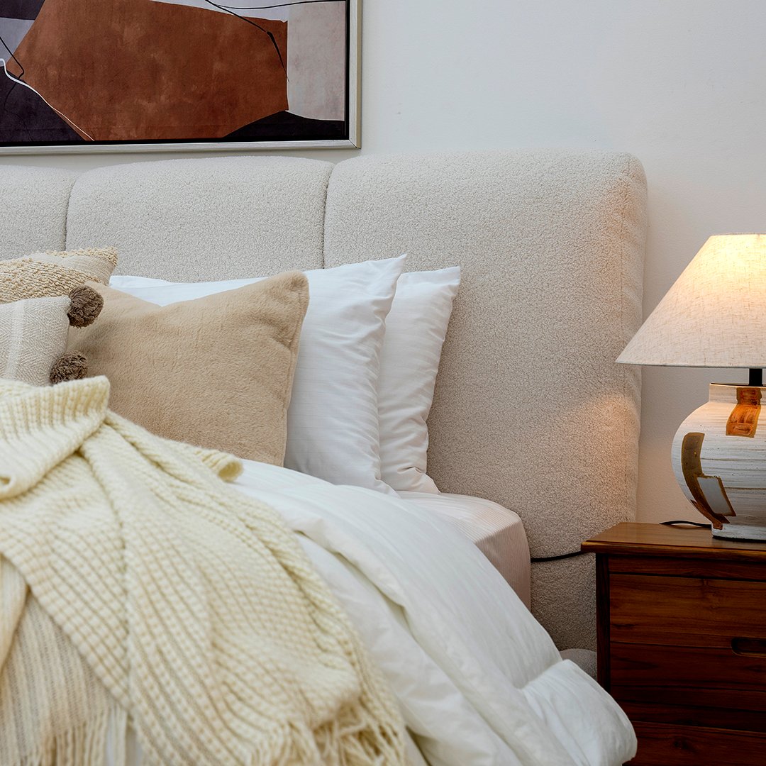 oscar hydraulic upholstered bed with hidden storage base